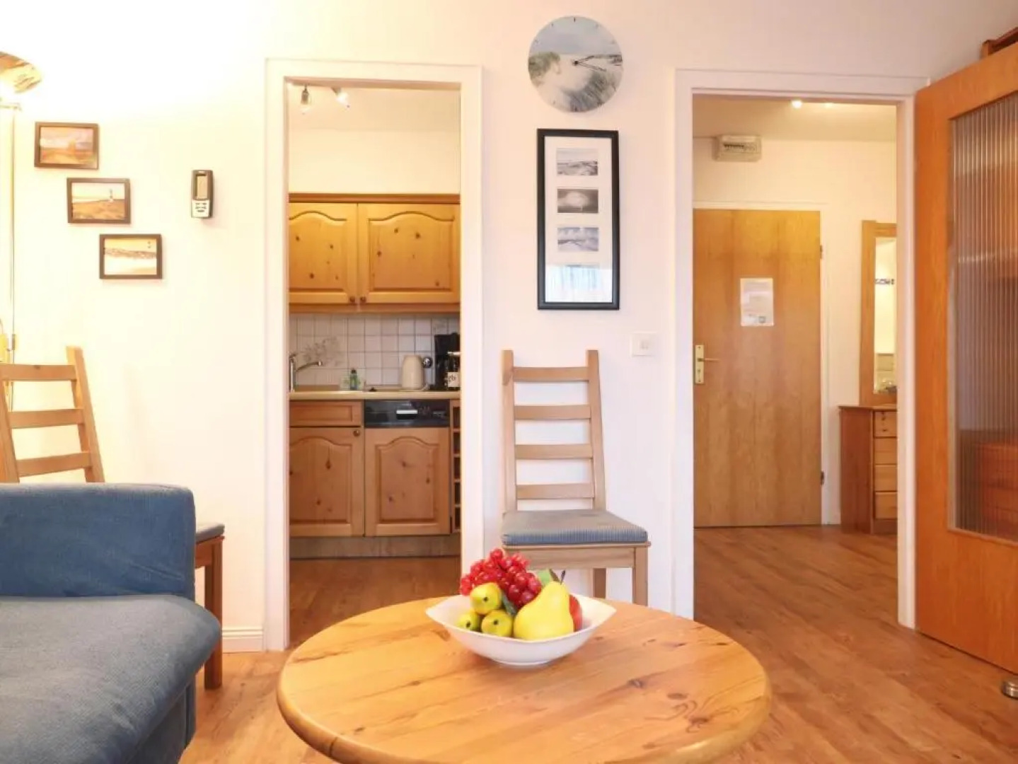 Freundliches 2-Zimmer-Appartement mit Kieferneinrichtung und einem Balkon.