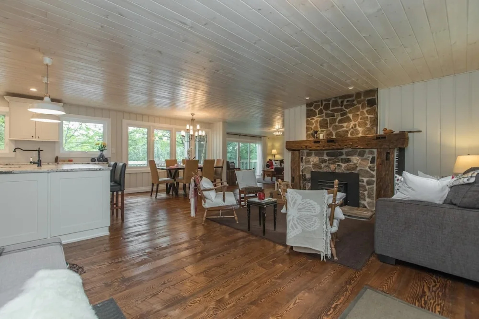 Daydreams Cottage~Beautiful 5 Bed 2 Bath Cottage on Brandy Lake