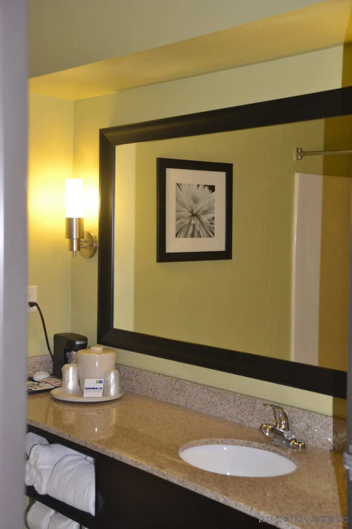 Holiday Inn Express & Suites Bloomington - Normal by IHG