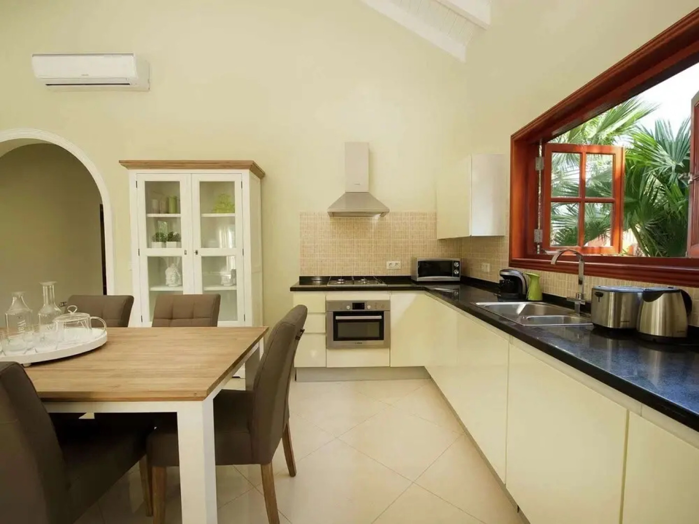 Modern Holiday Home Near Mambo Beach in Willemstad