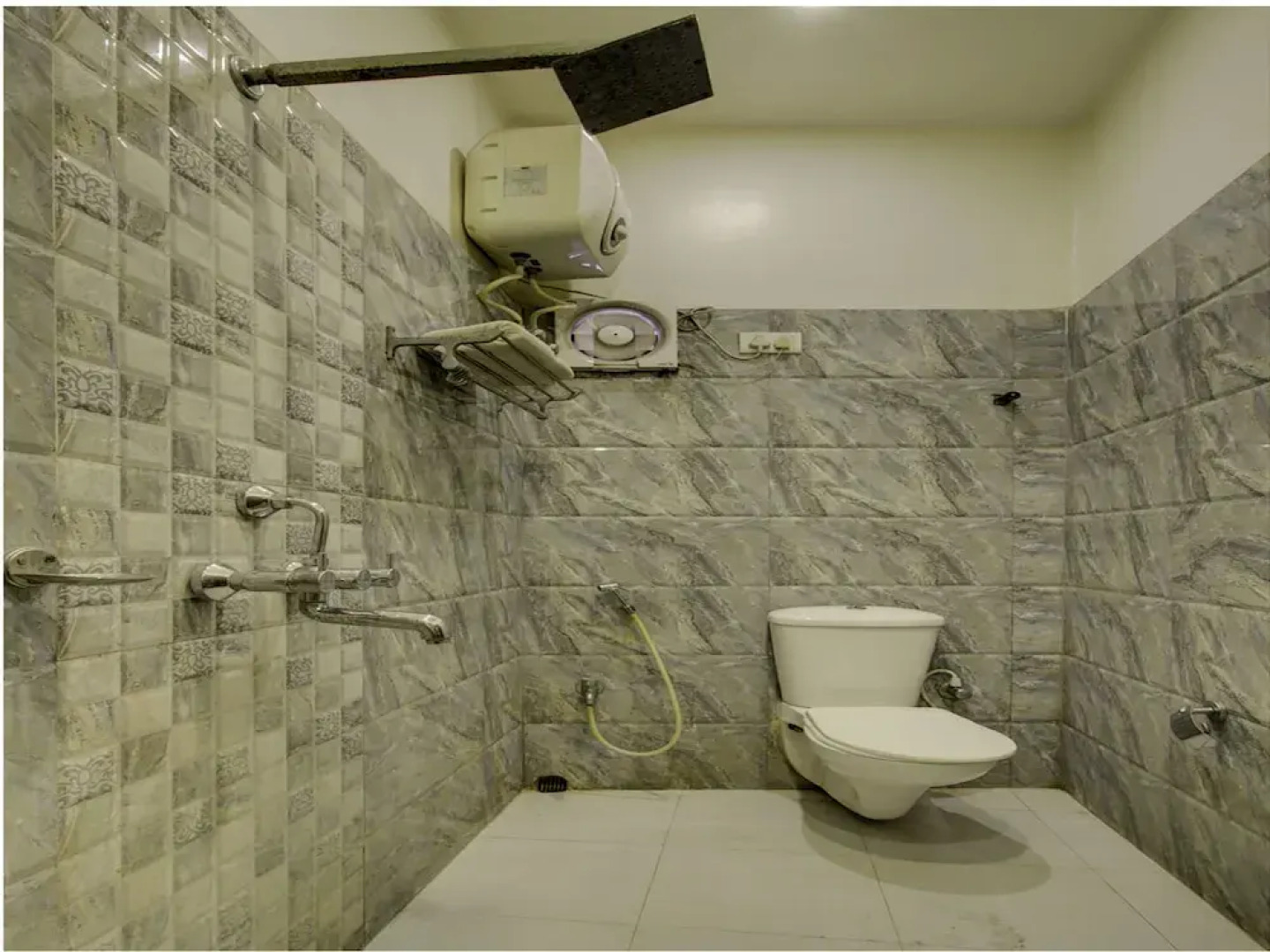 OYO 22530 Savoy Hotel