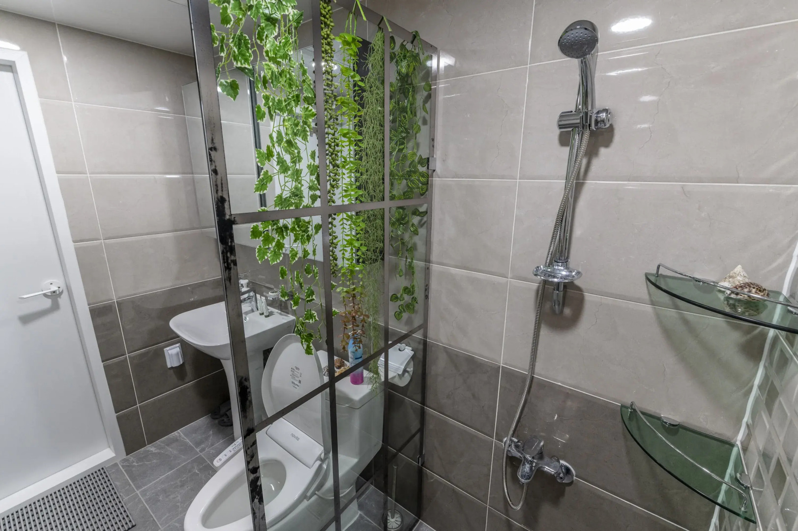 Two Romantic Birds Pool Pension