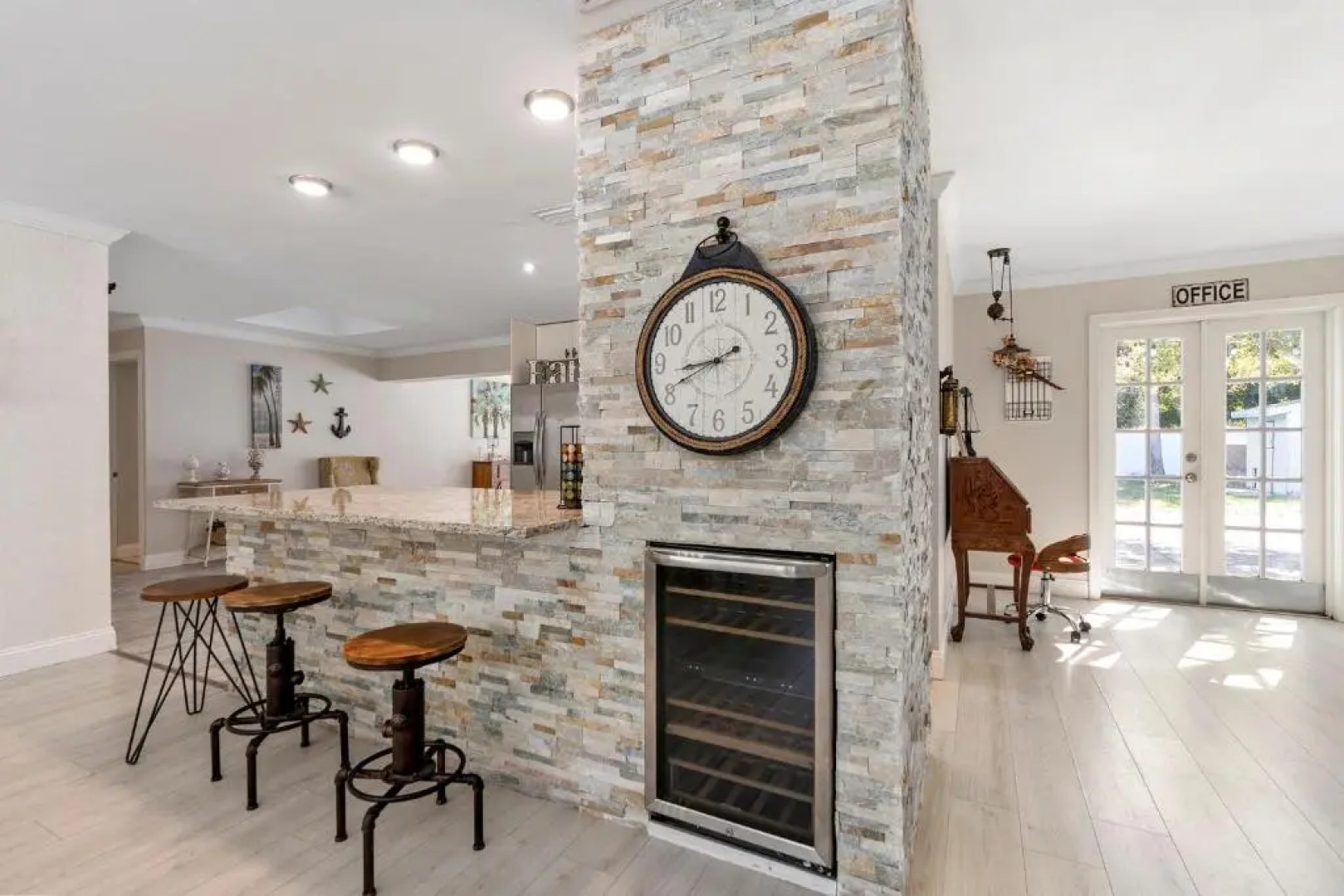 Beautiful home- Private getaway-Heated Pool/Hottub