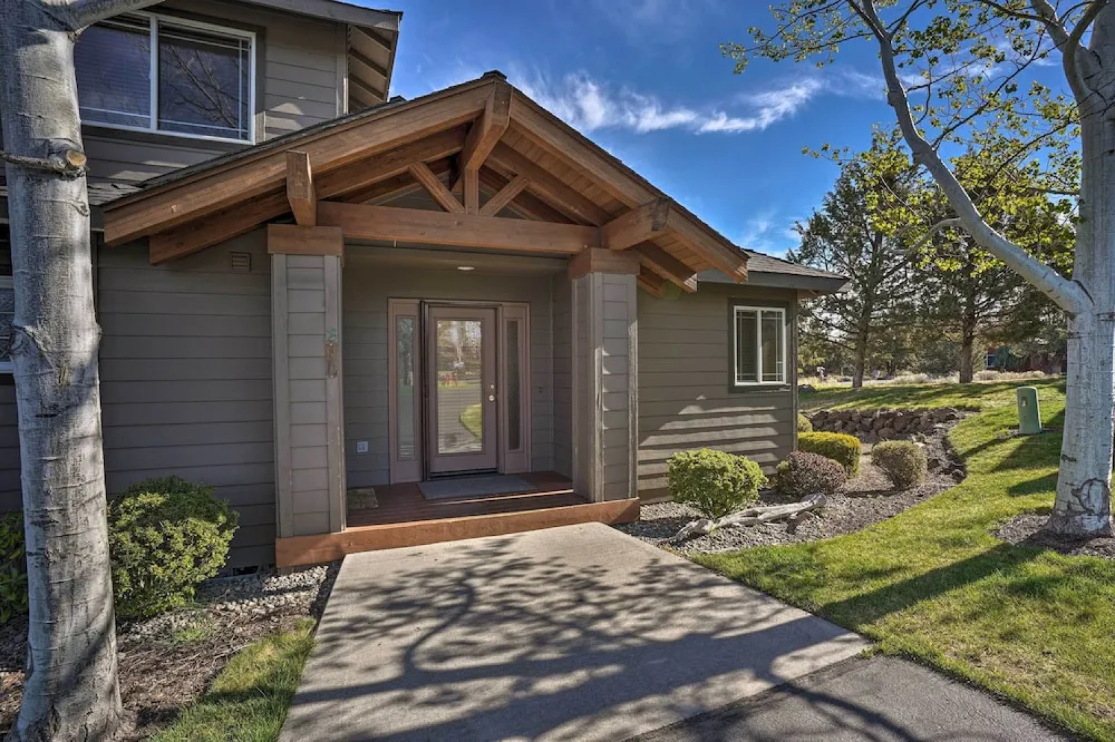 Pet-friendly Townhome w/ Hot Tub in Redmond!