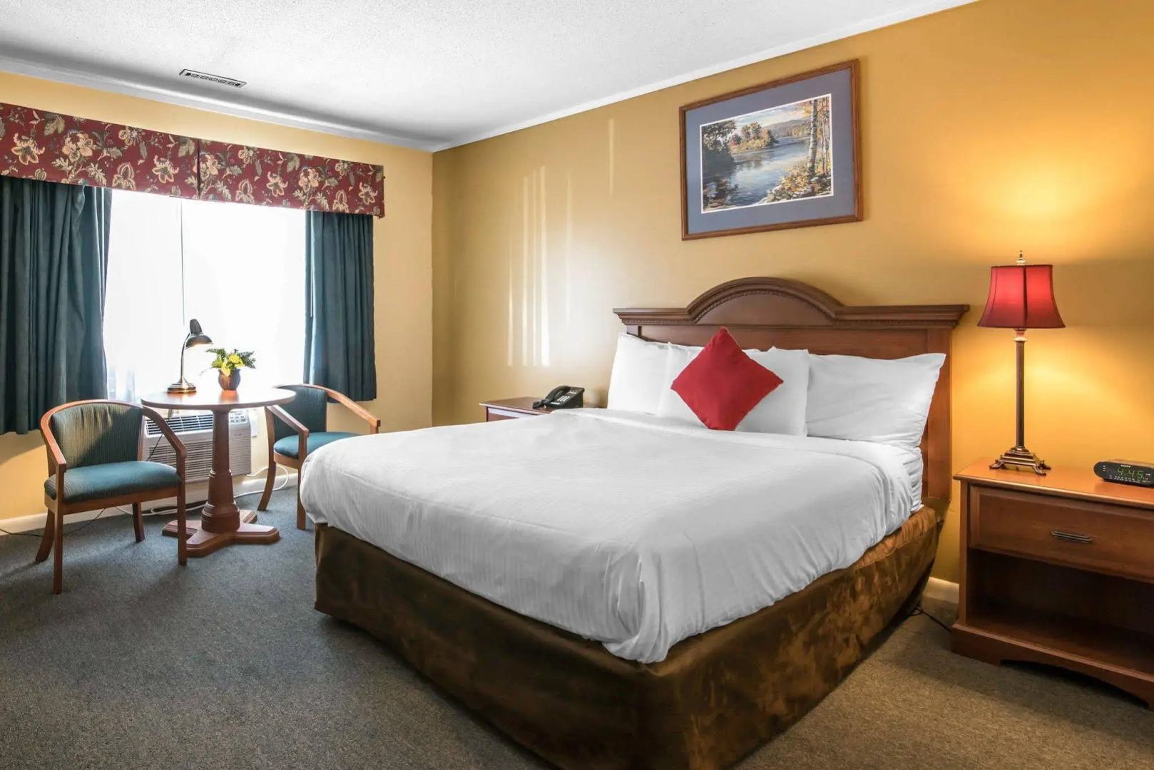 Econo Lodge Inn & Suites