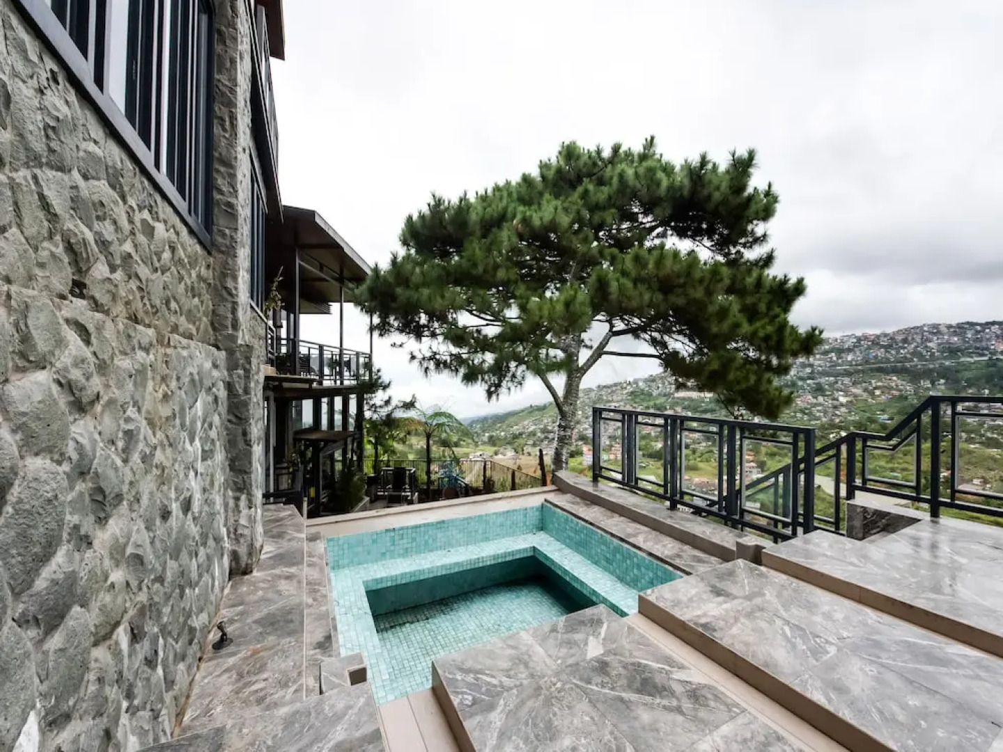 Vaccinated Staff - Capital O 492 Sunset View Ridge Residences