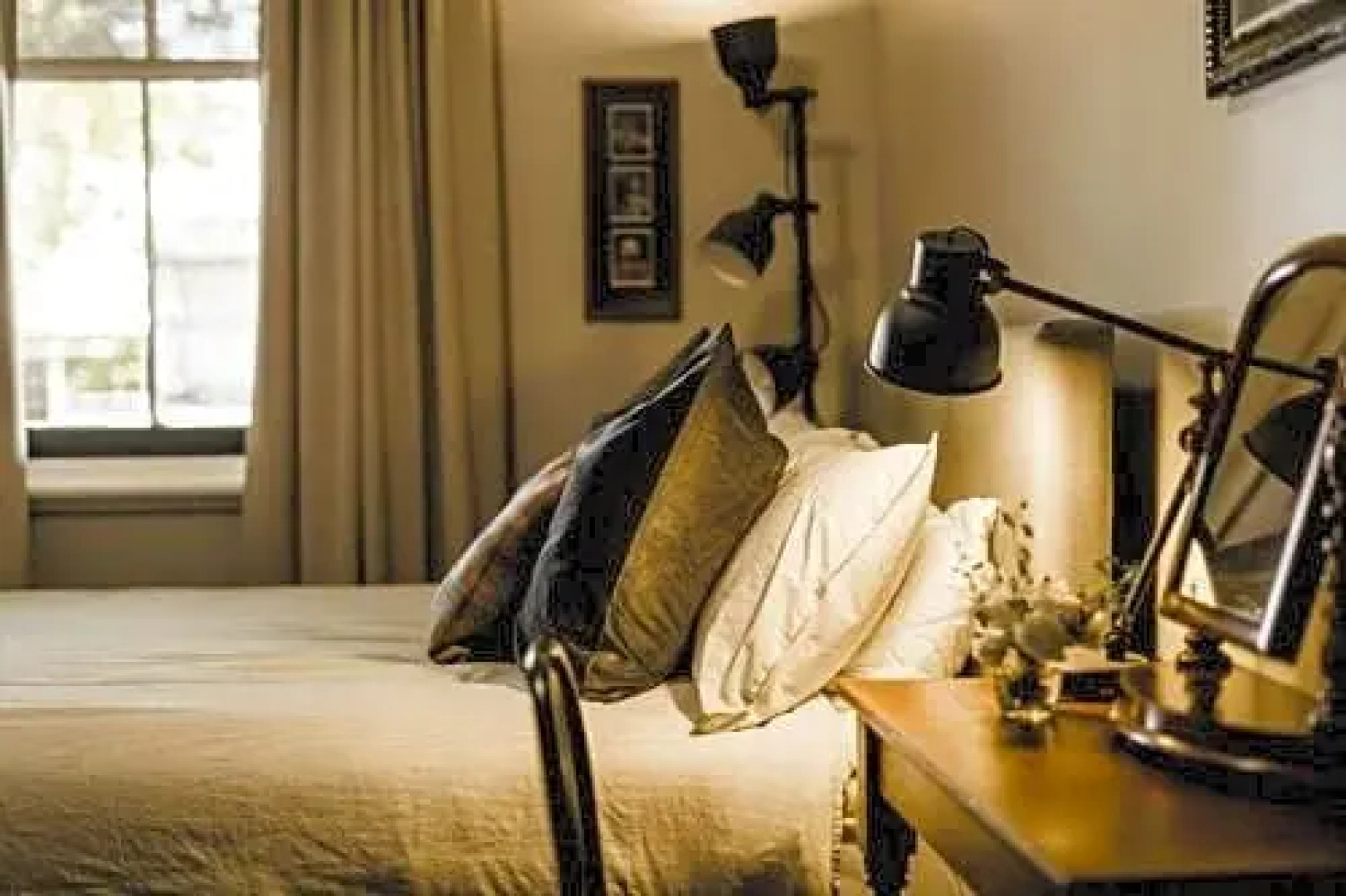 The Commercial Quarters - Room 2-has air conditioning, free WIFI, TV and fridge