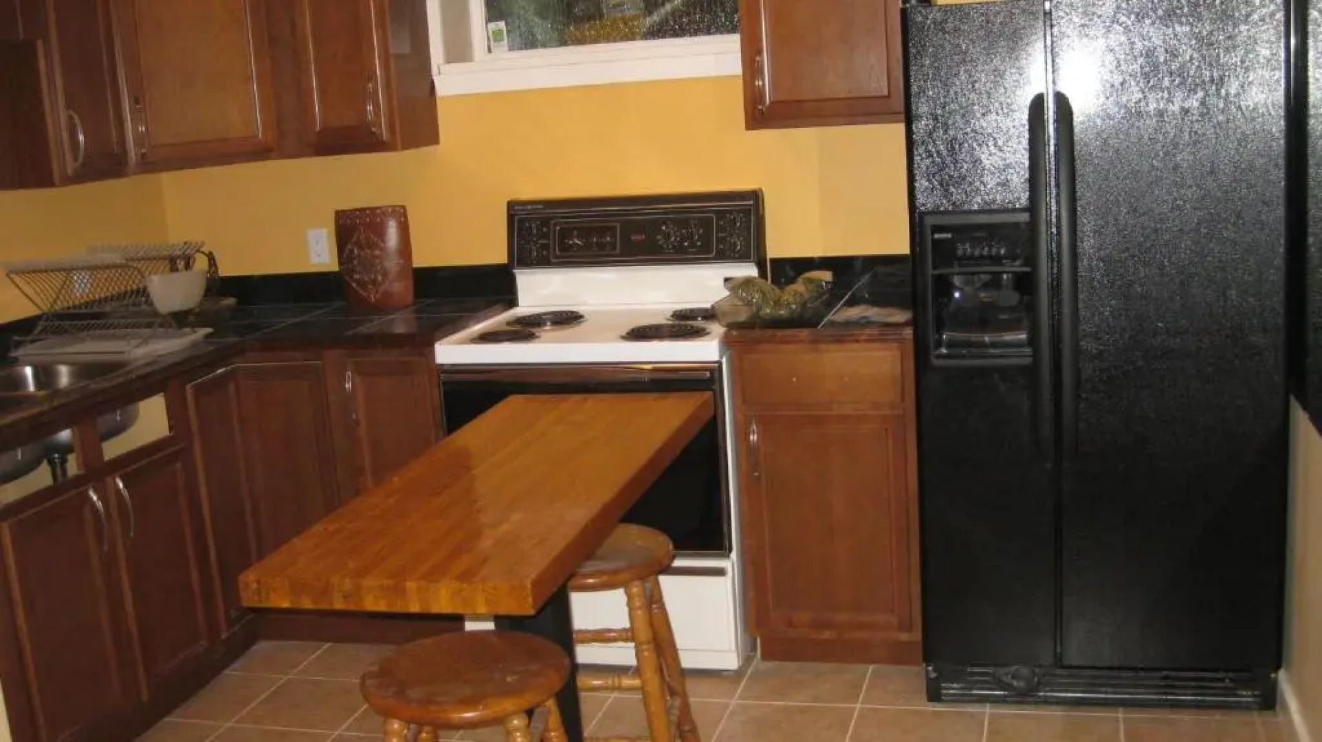 Surrey chic 2 bdrm basement unit