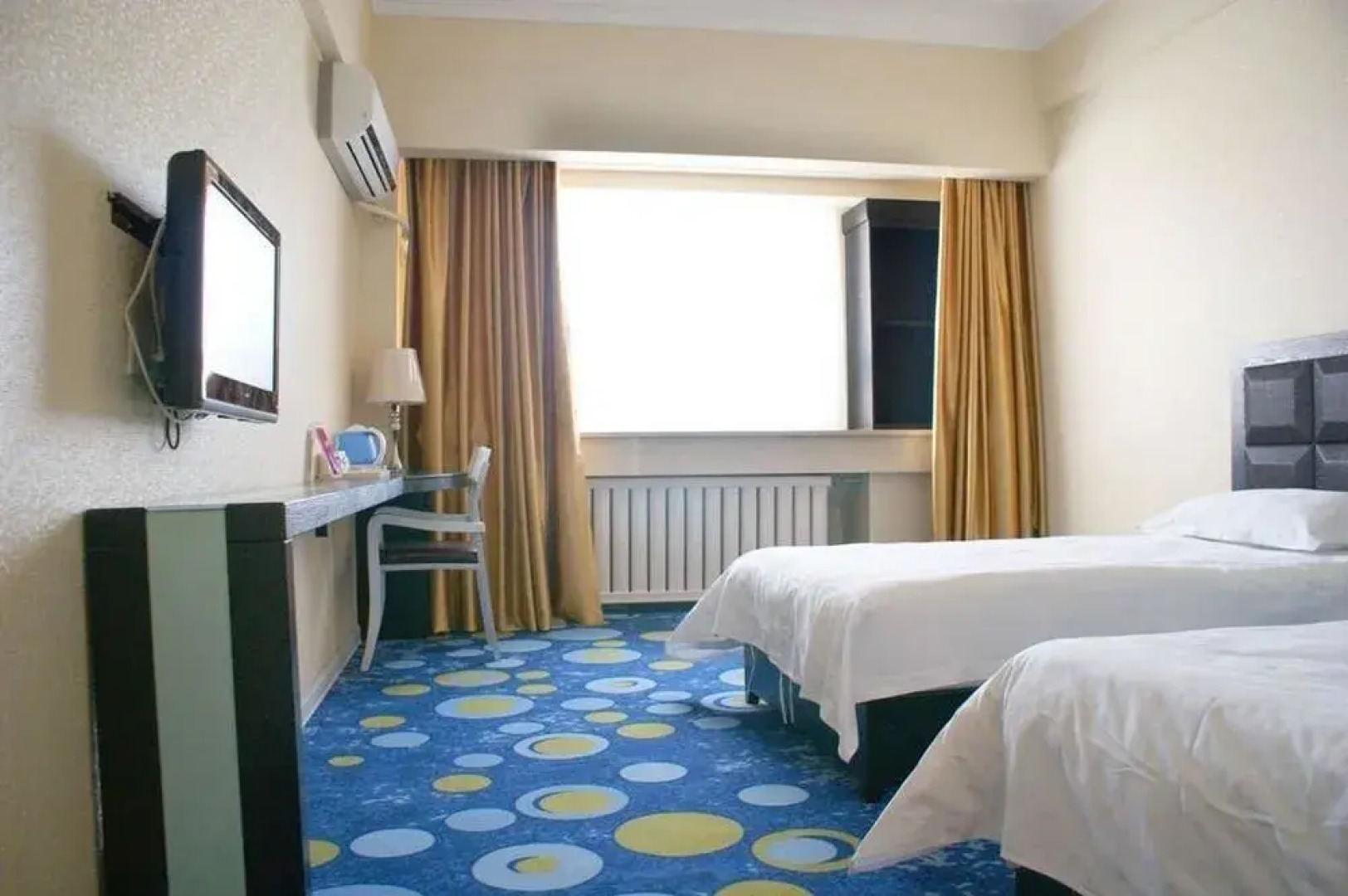 Jiutian Fashion Hotel (Zhengzhou Dashi Bridge)