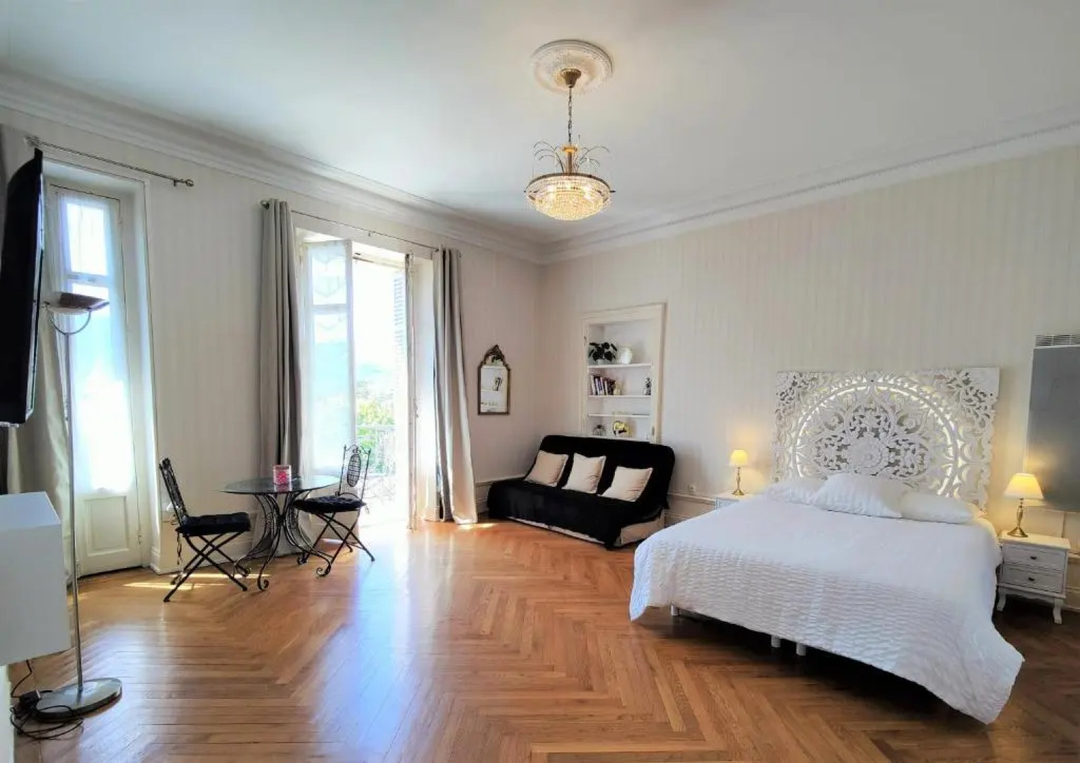 Grand studio 38m2 dans ancien palace avec piscine et place de parking privée