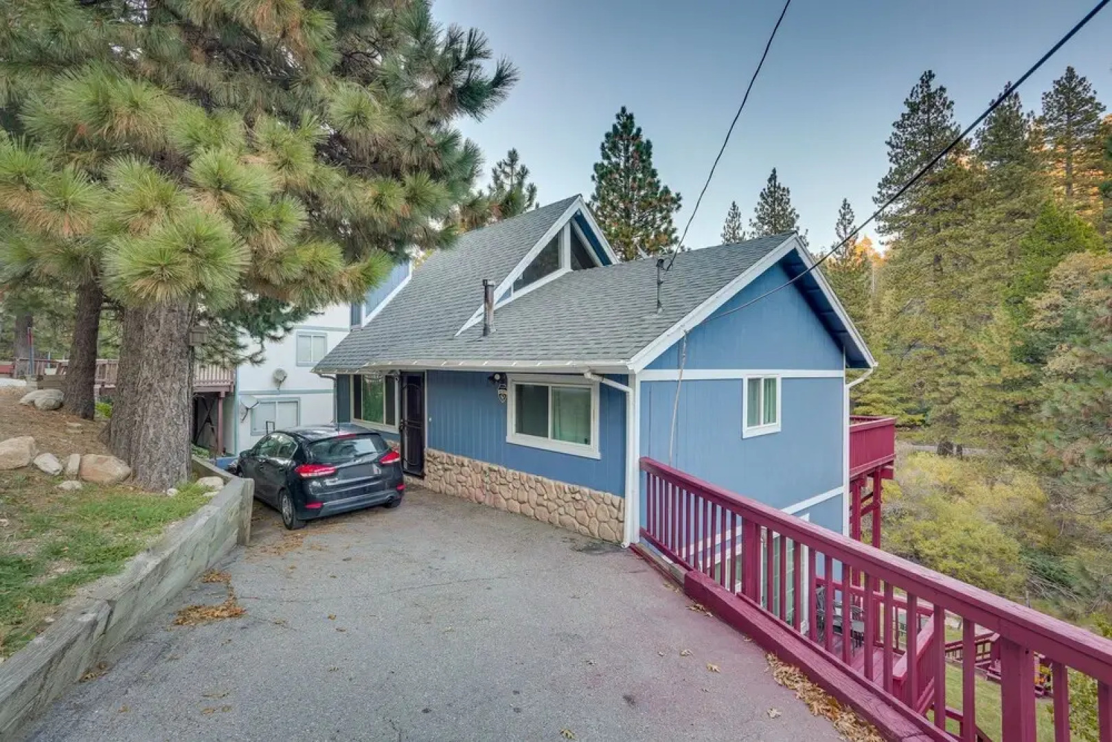 Cabin w/ 2 Decks - 3 Mi to Lake Arrowhead Village!