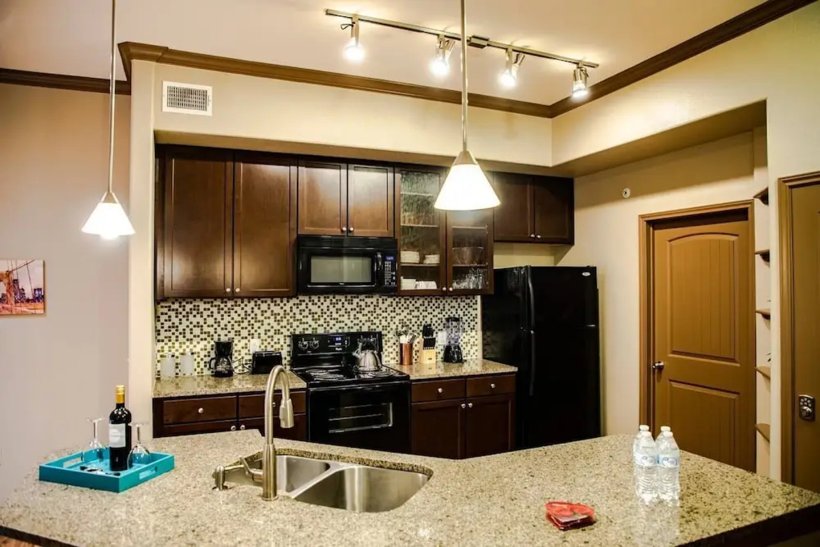 Stunning Modern Home Gated Community Pool & Gym