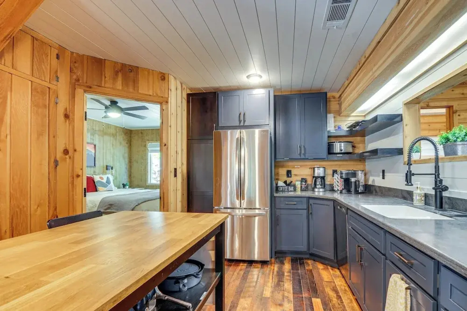 Inviting Utah Cabin w/ Spacious Deck + Fireplace!