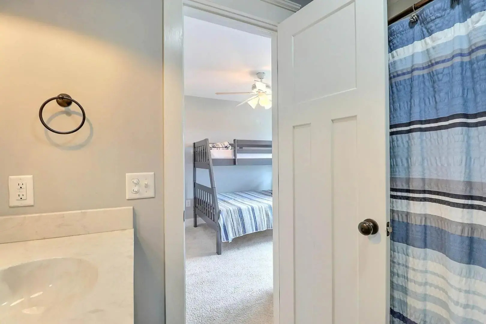 4059 - Bikinis & Martinis