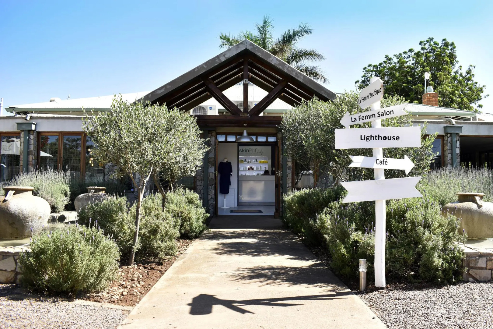 Lighthouse Guesthouse & Cafe