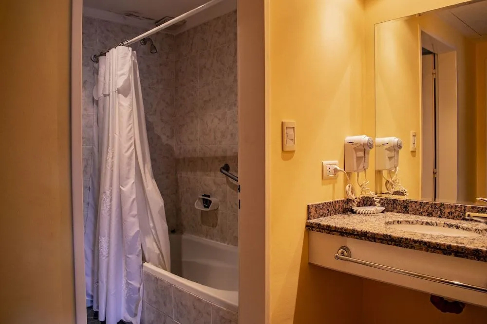 Los Robles Apart Hotel