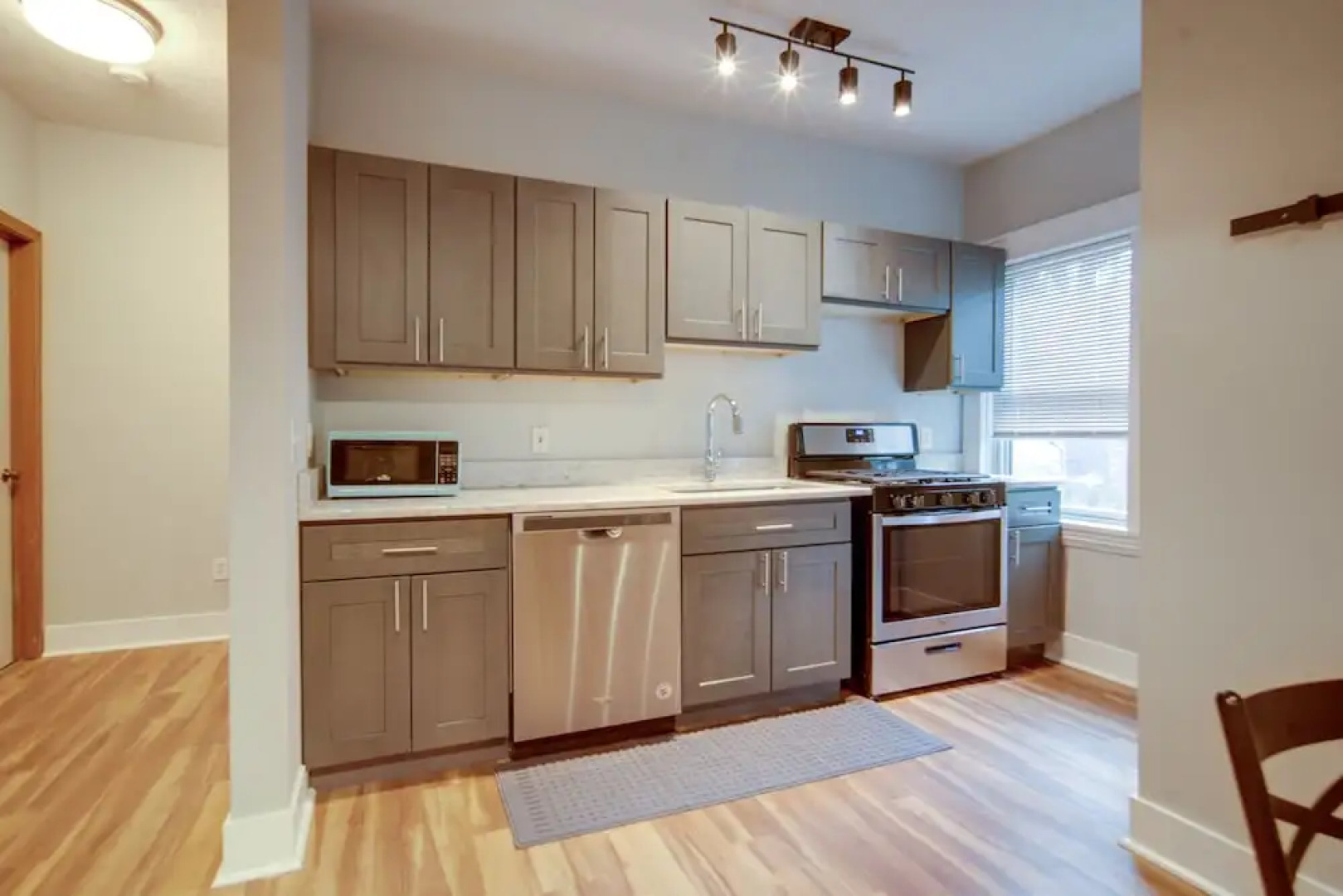 3 Mi to Dtwn: Walkable Apt in Cleveland!
