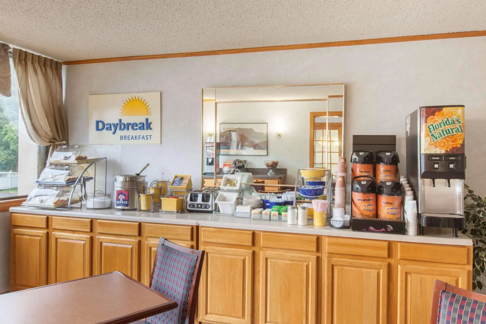 Schenectady Inn & Suites