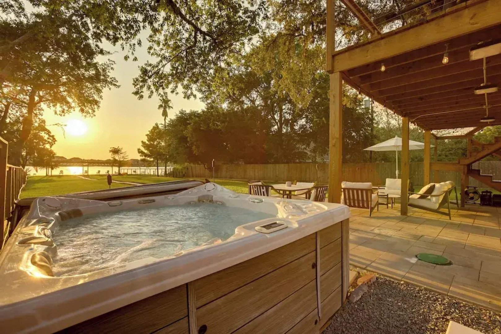 Willis Waterfront Home w/ Deck on Lake Conroe!