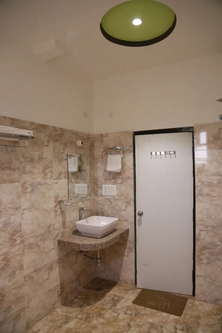 Hotel Dhanraj Palace