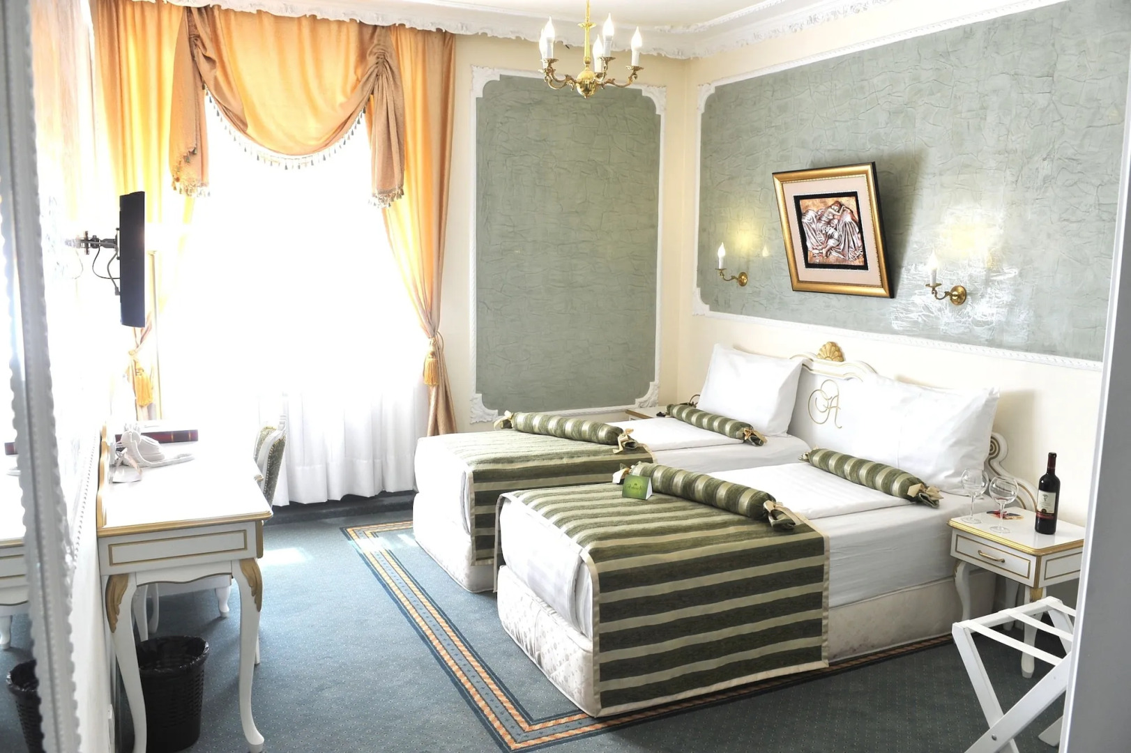 Queen's Astoria Design Hotel