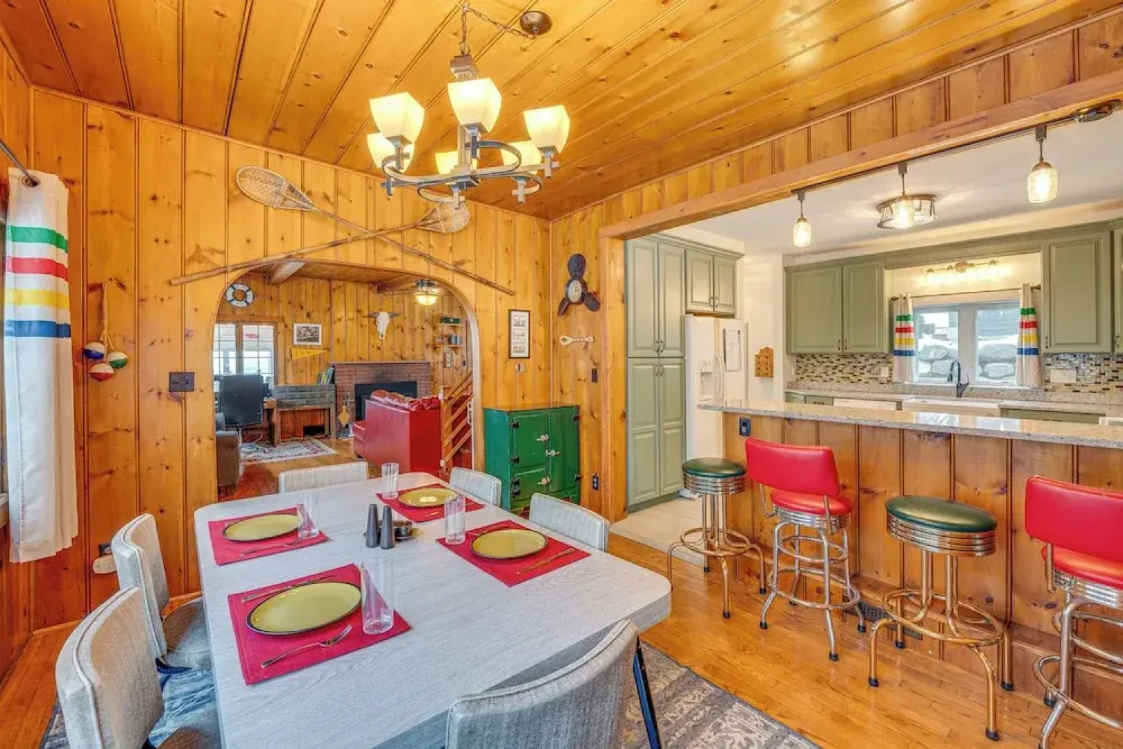 Family-friendly Lake Waubesa Home: Boat + Swim!