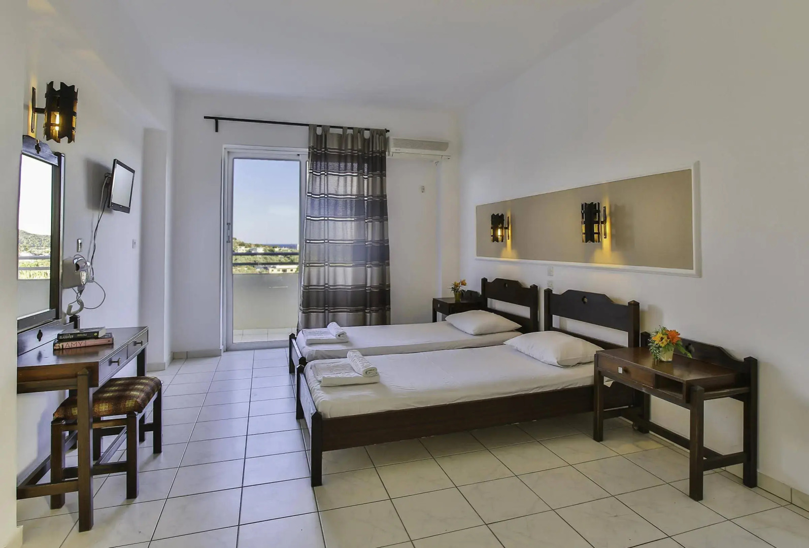 Hillside Studios & Apartments