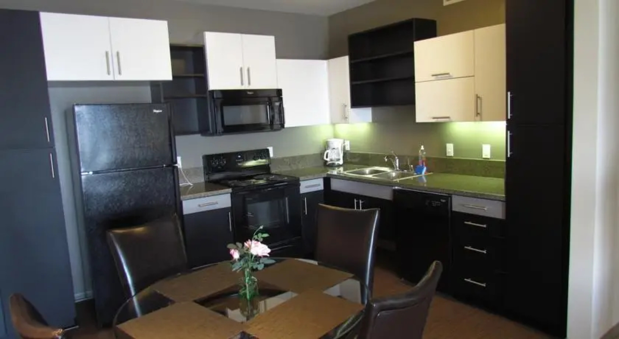 Walk to the Beach! Resort Style , Up to 6 people - Marina del Rey