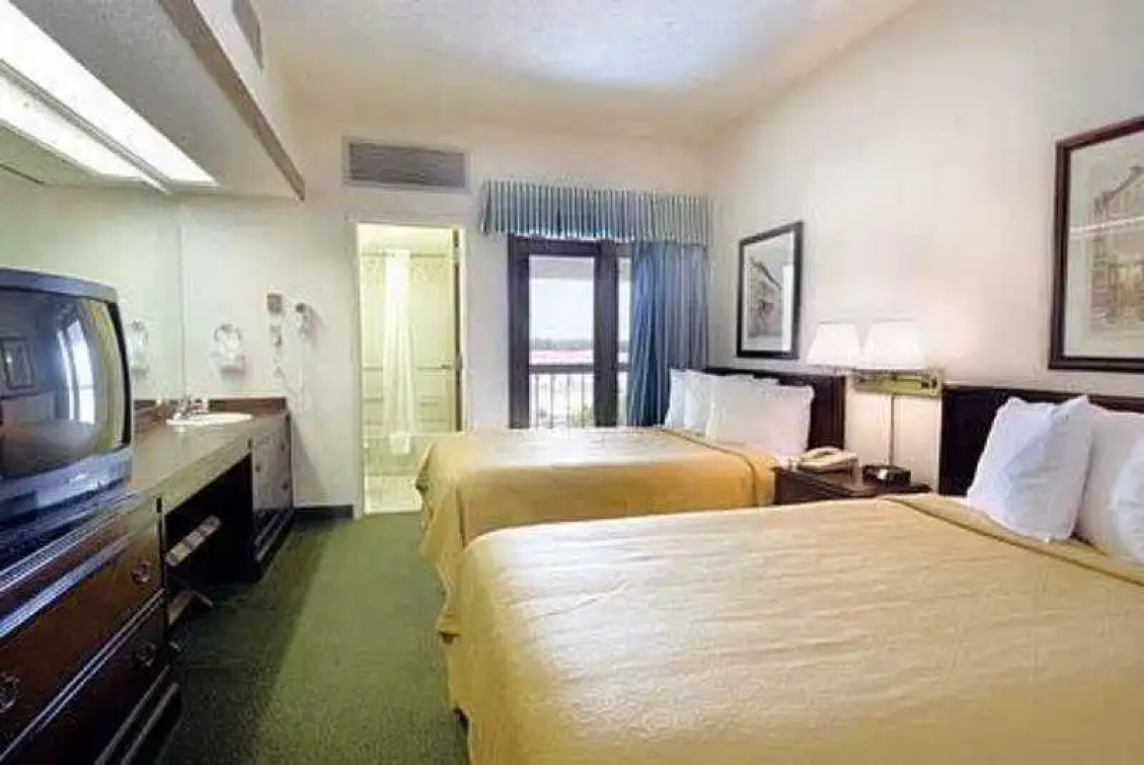 Quality Suites Convention Center