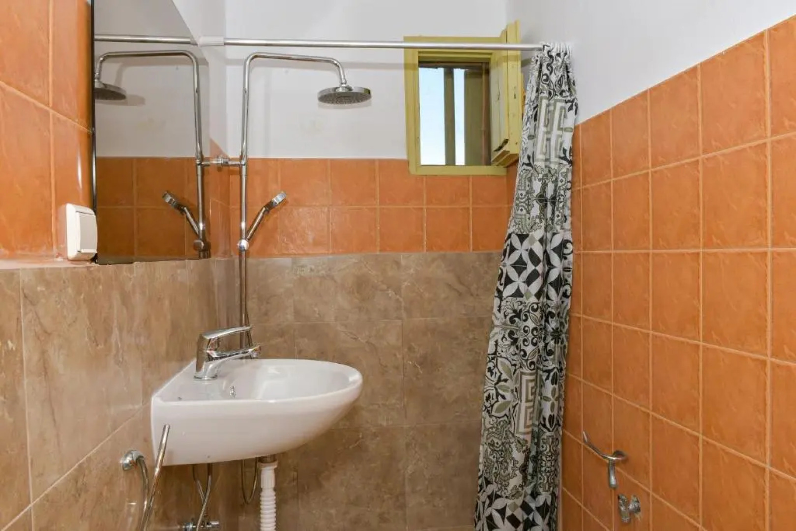 House in 10 acres of grass with horses