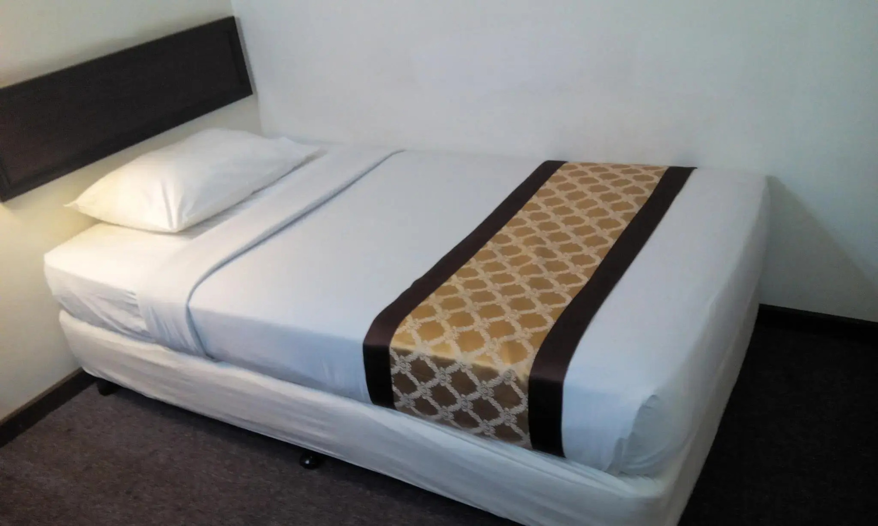 Golden Lake Garden Hotel