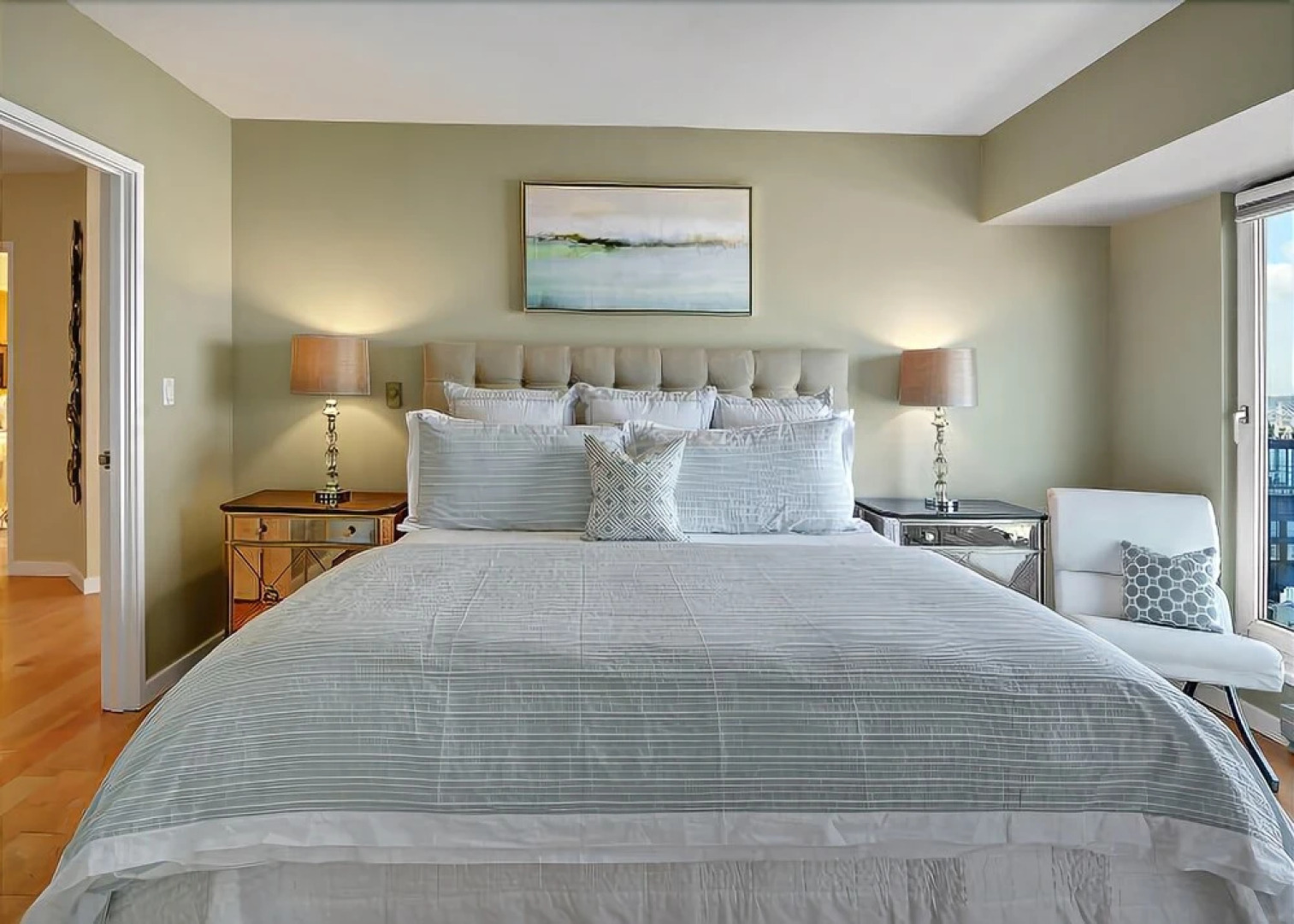 Newmark Elliott Bayview Luxury Suite - Two Bedroom Apartment with Balc