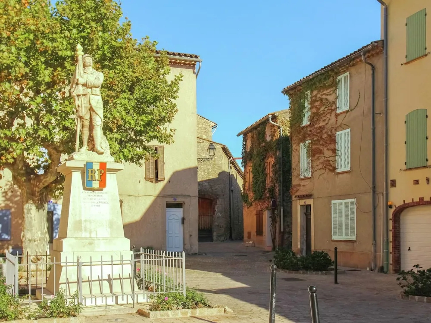 Quaint Holiday Home in Le Plan-de-la-Tour with Pool