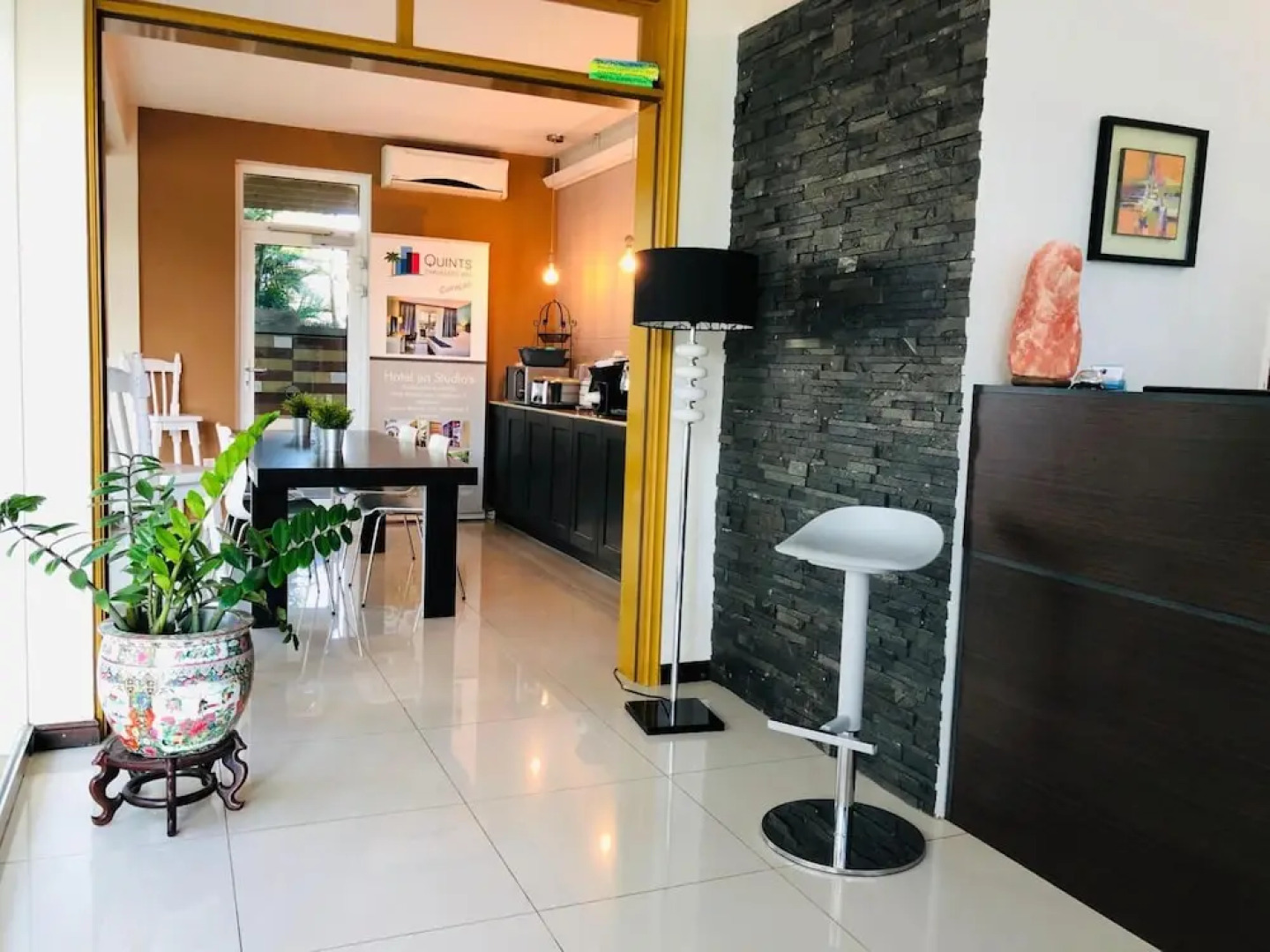 Quint's Travelers Inn