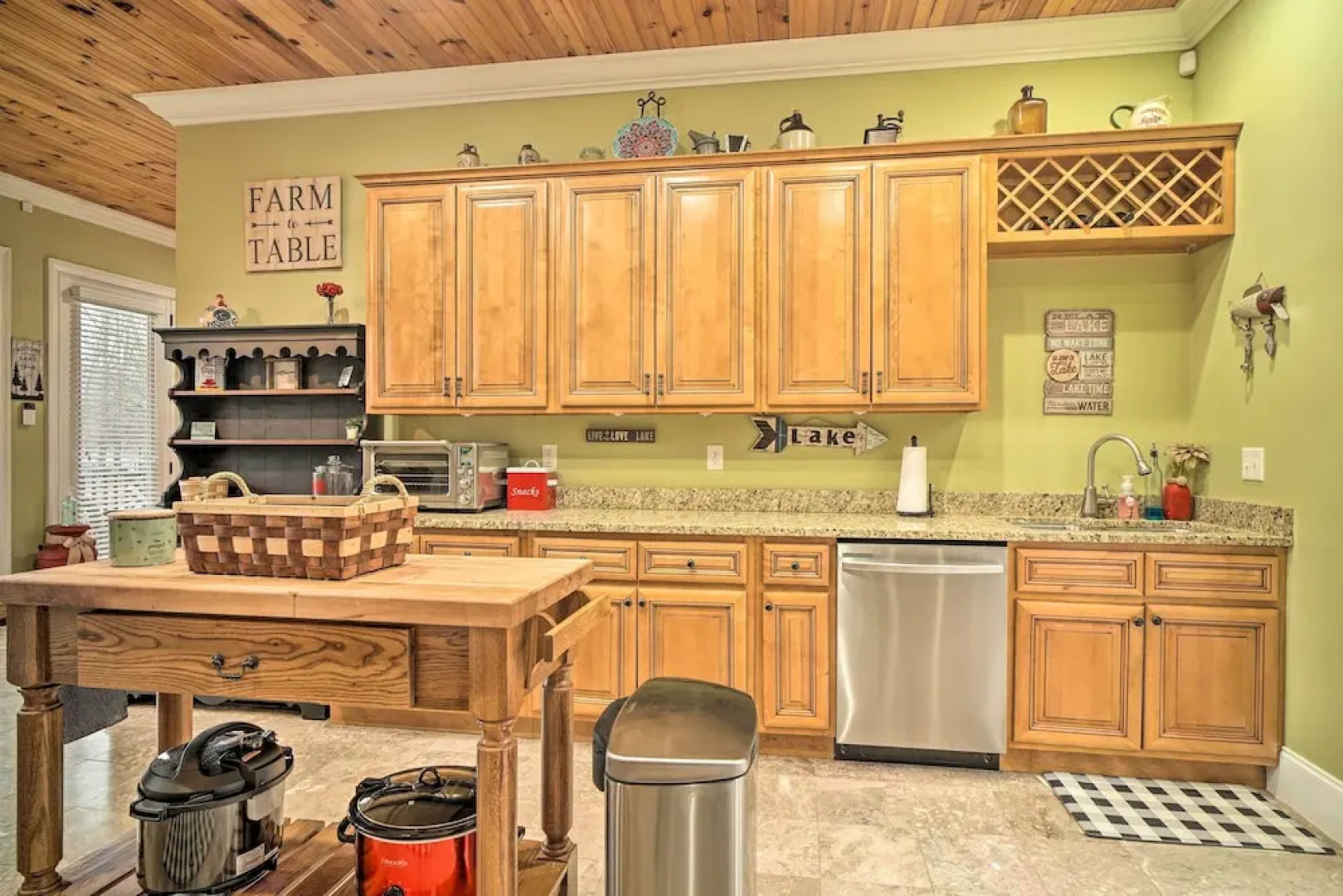 Dog-friendly Family Home Steps to Norris Lake