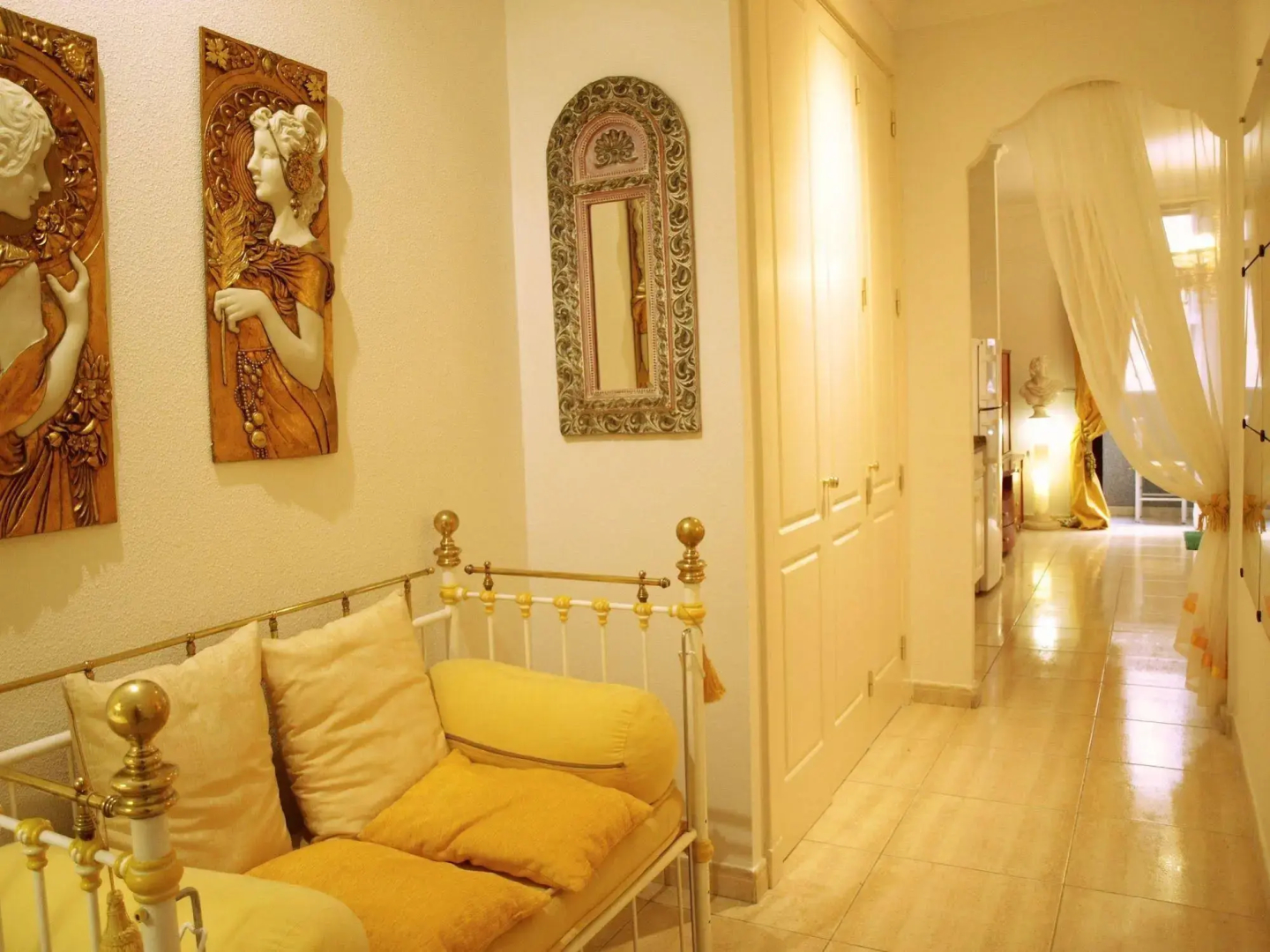 Flatguest Flat with Art