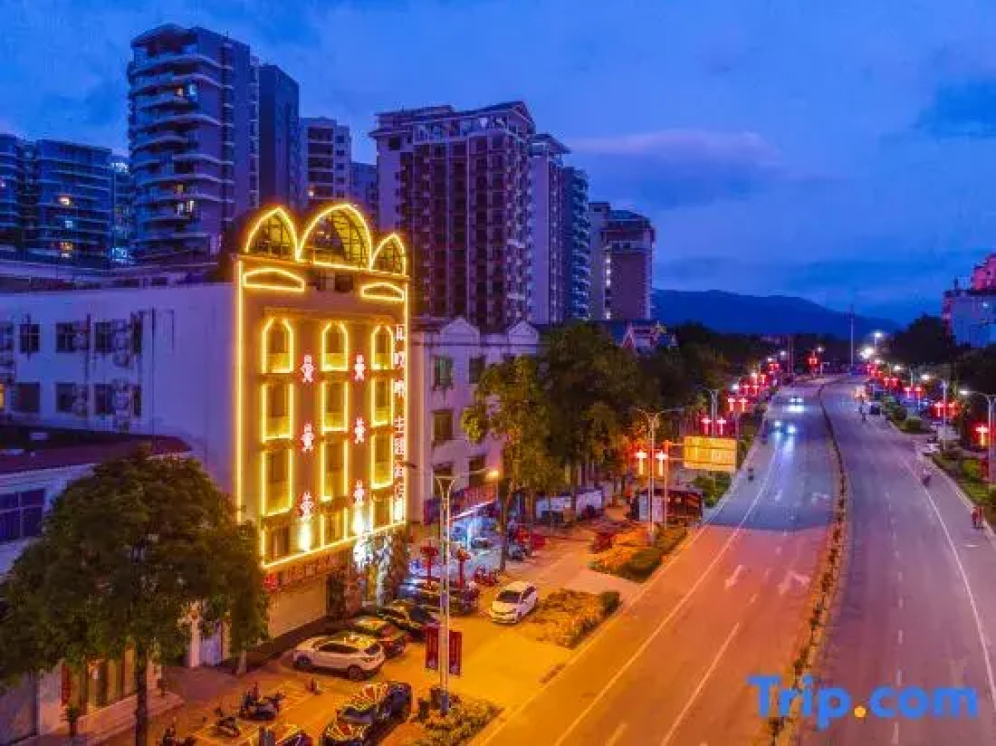 Wayalu Theme Hotel (Forest Lake Branch on March 3rd Avenue, Wuzhishan)