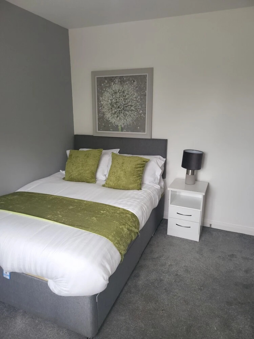 4 Bedroom Home Tameside, Grt Manchester Sleeps 7