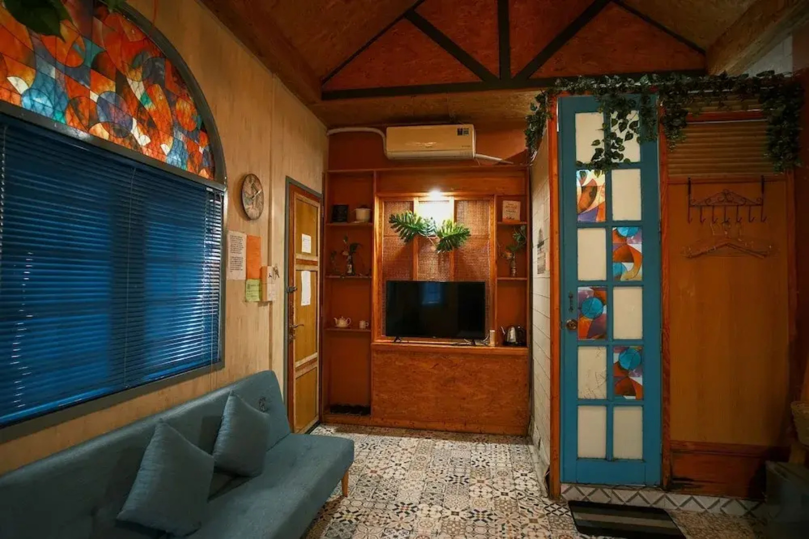 1984 Hotel Kien Giang