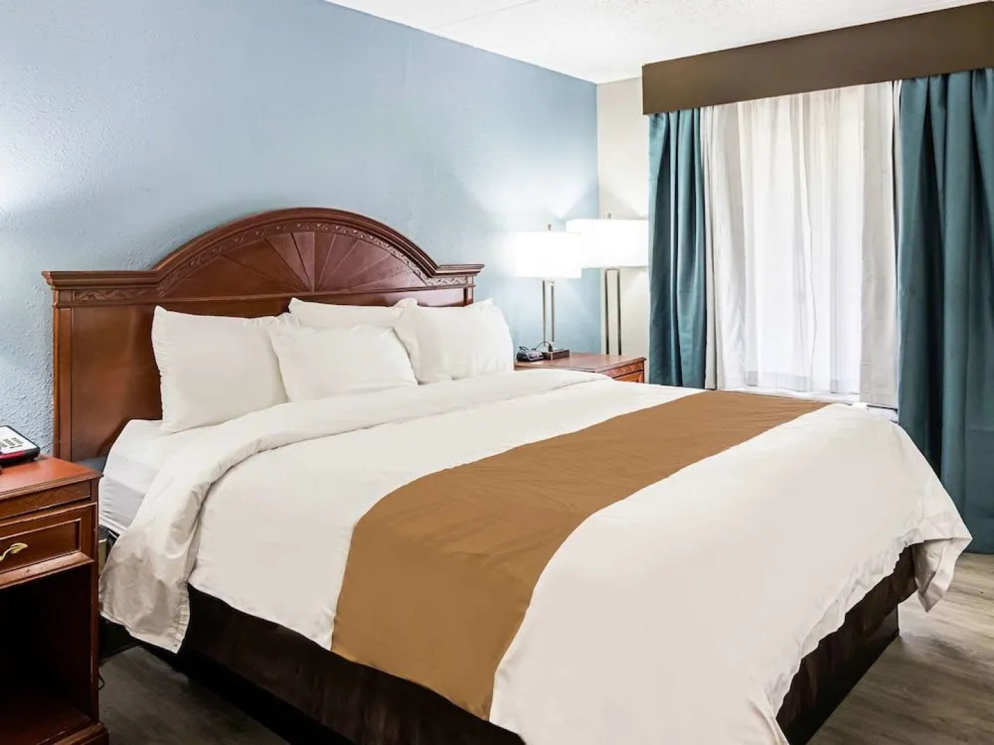 Farragut Inn & Suites