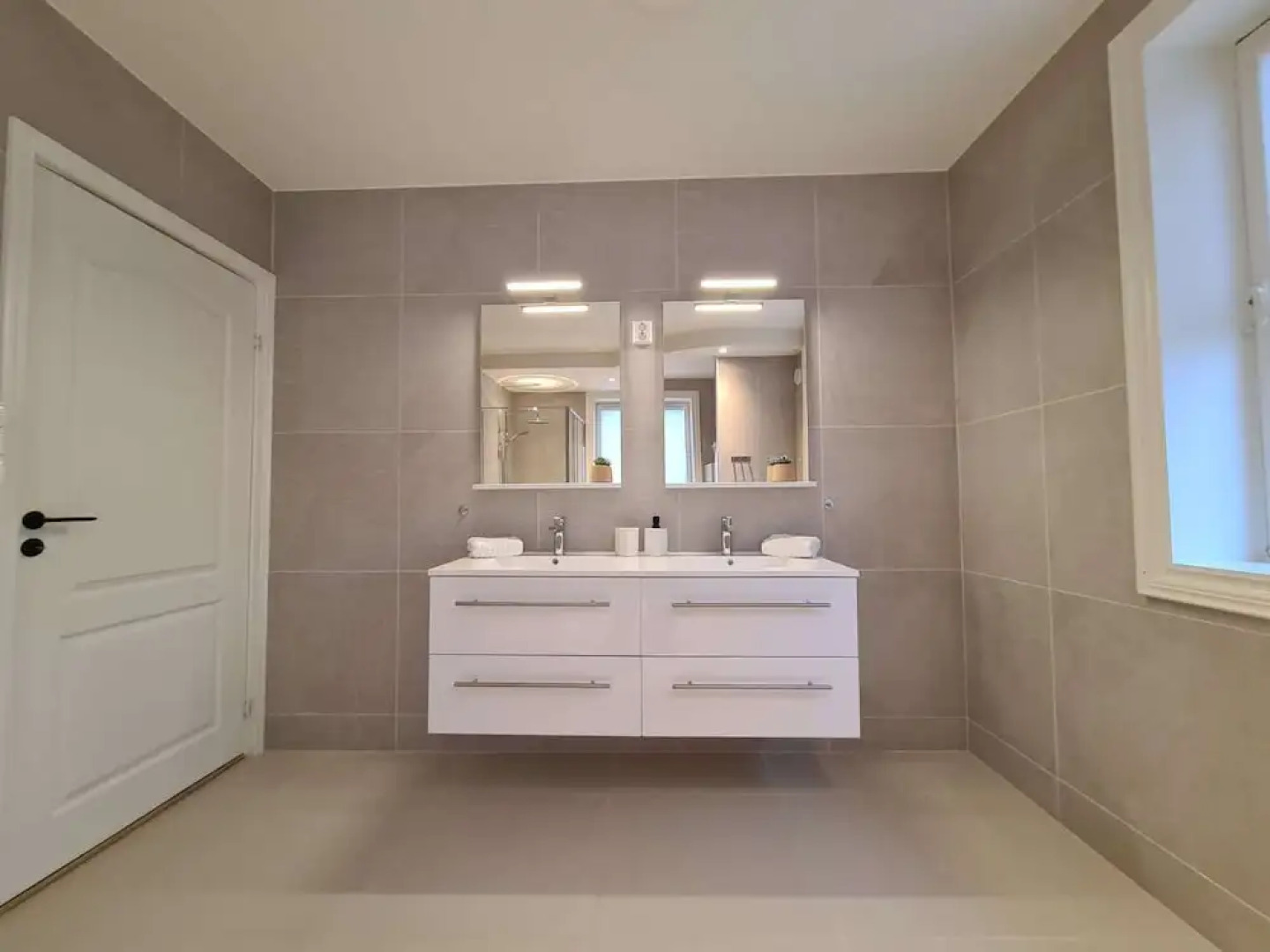 Beautiful, Spacious And Modern, 2-bedroom, Near Center, Free Parking