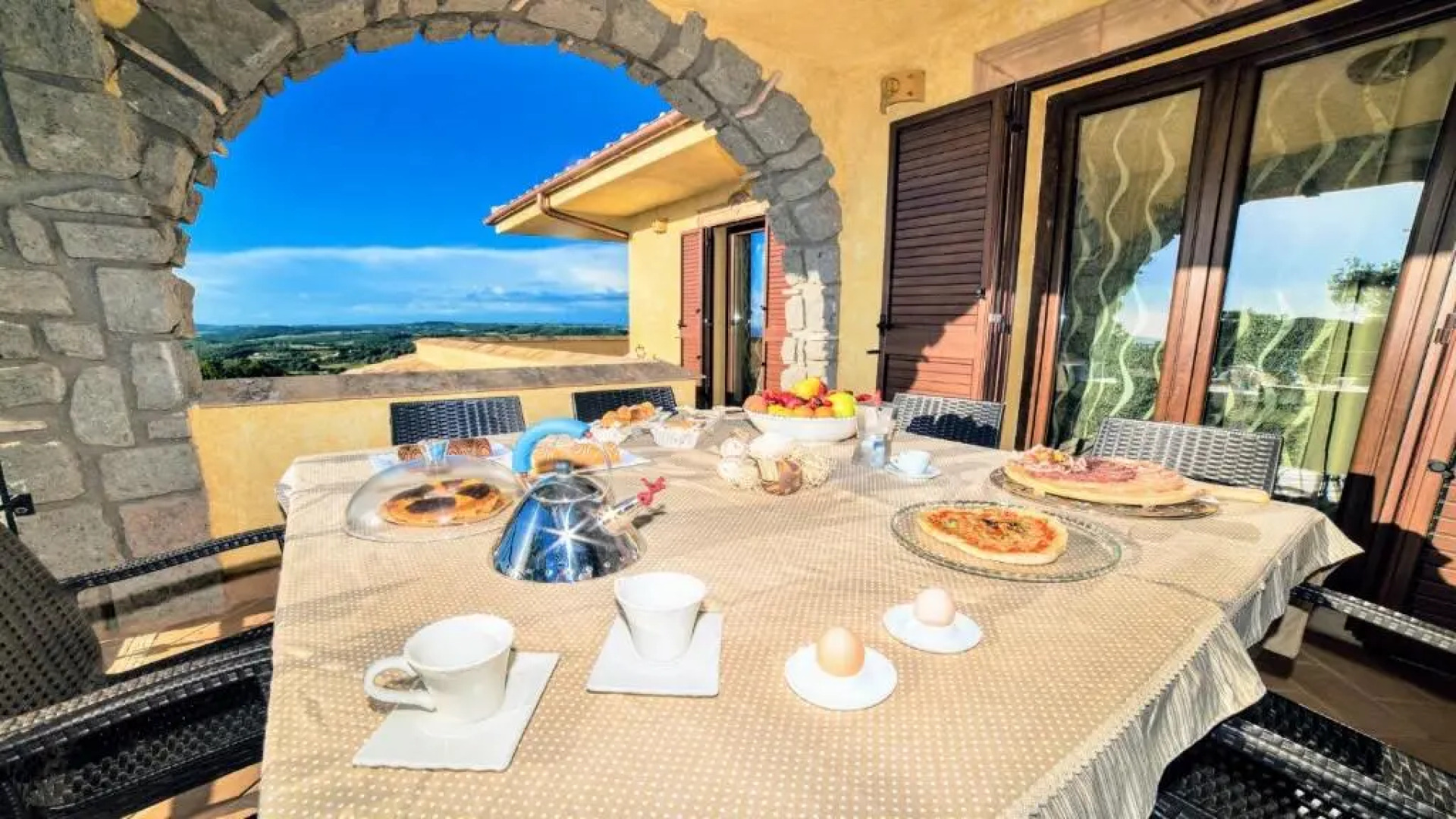 Pool, Jacuzzi and Events Room - Charming Villa in Umbria - Sleeps 24 - Lake View