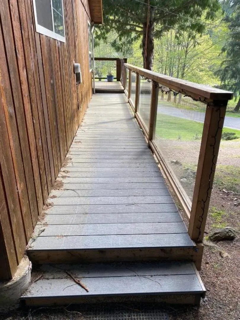 Cozy 2 bedroom cabin next to trails and beaches.