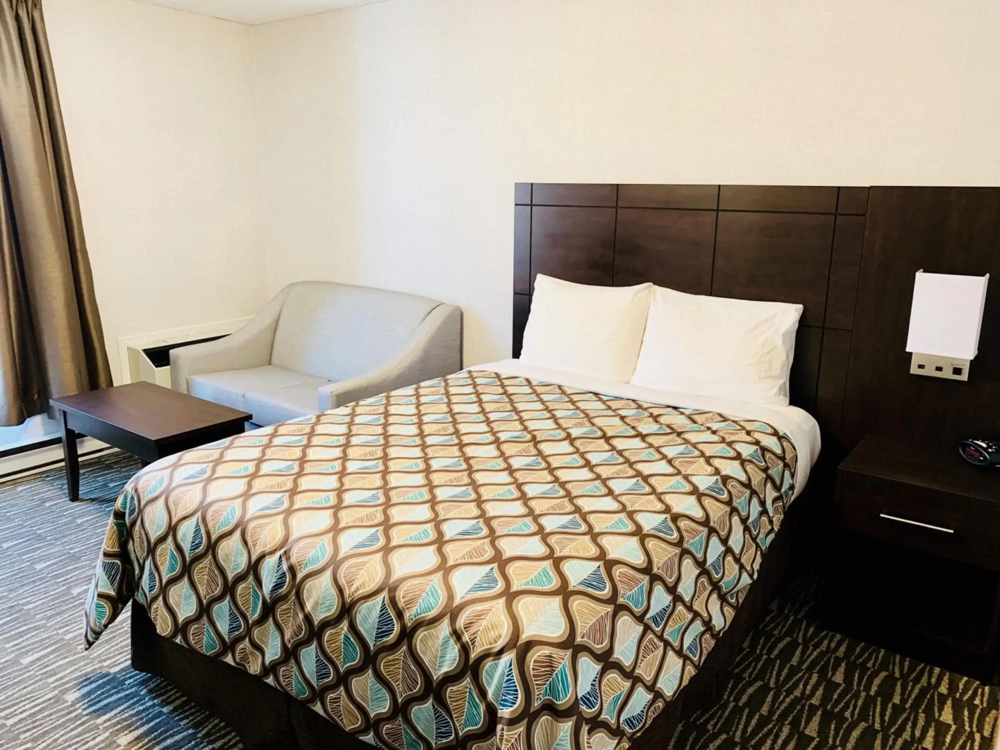 Deluxe Inn