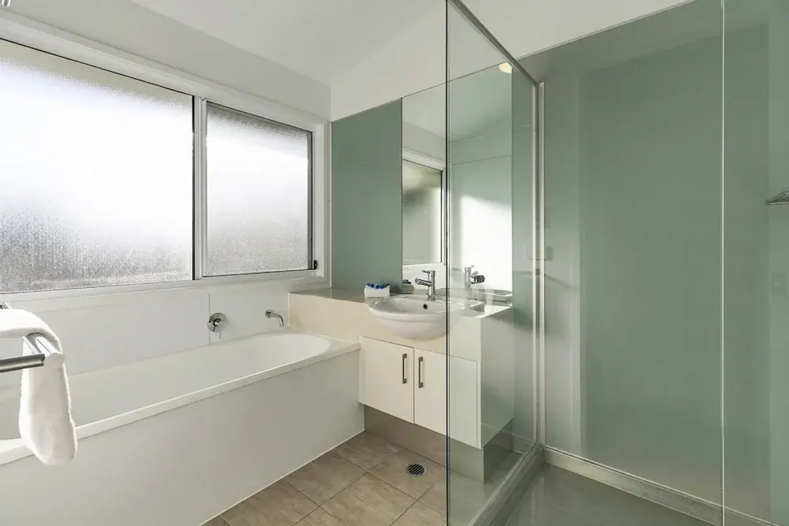 Stunning River House - 51 Hilton Esplanade