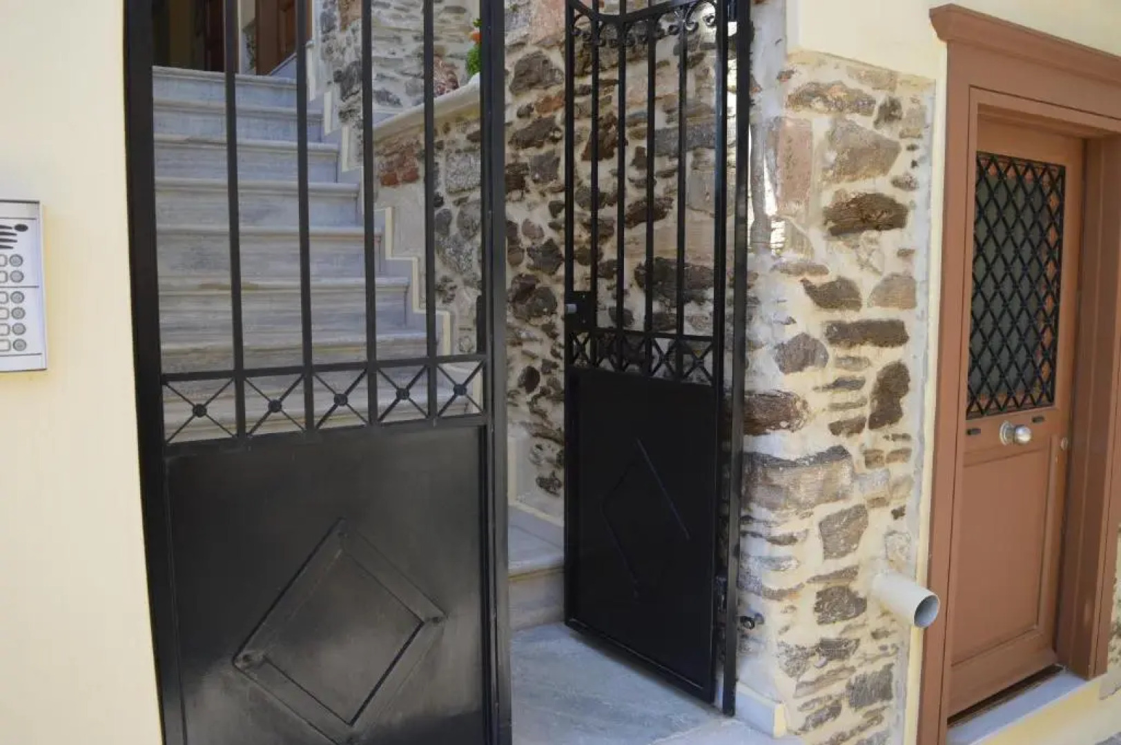 Antouanetta Apartments