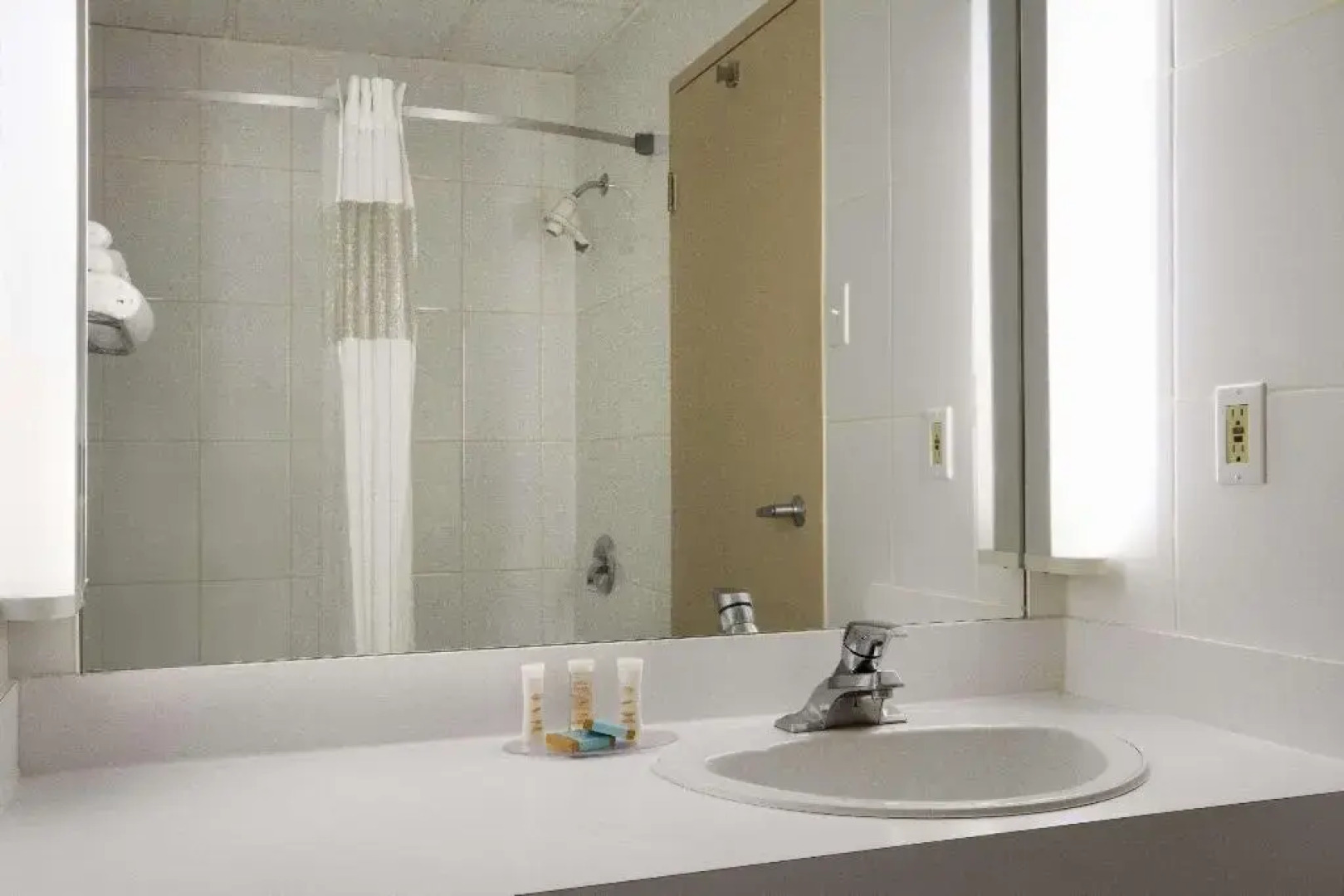 Travelodge Hotel by Wyndham Montreal Airport