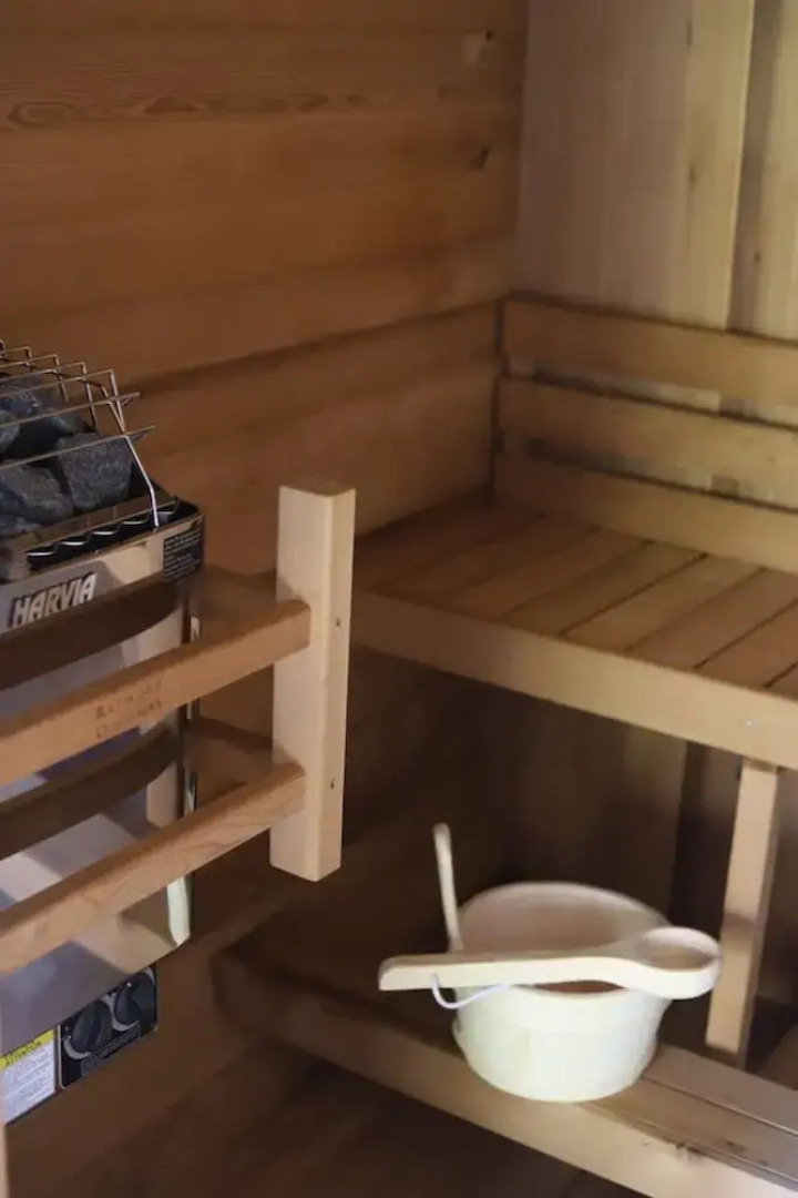 Wet Dry Sauna w Fireplace Close to Waterfalls