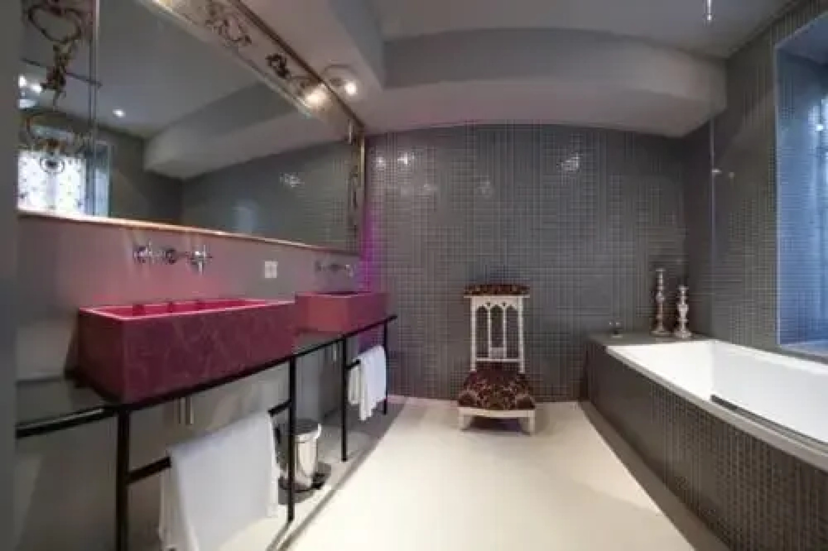 Lhostellerie de la Pomarède et le Presbytère