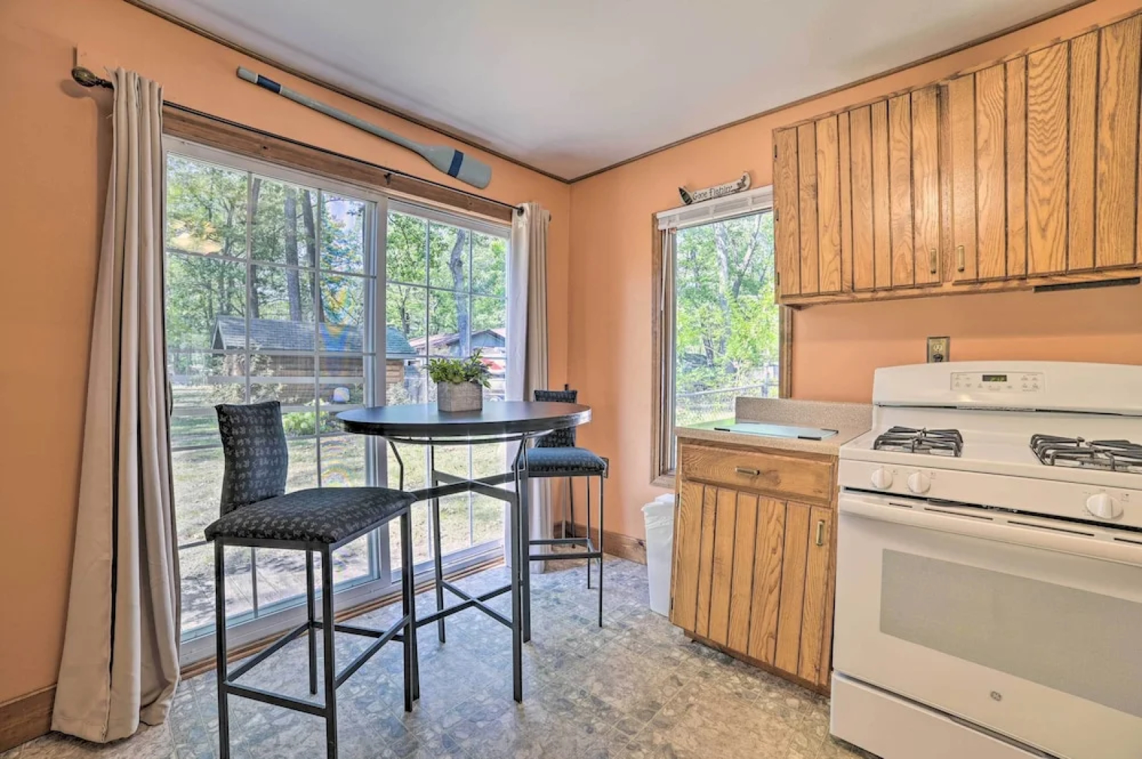 Charming Houghton Lake Cottage w/ Backyard!